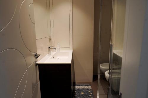 Un baño con un lavabo blanco y un inodoro. en movida beach, en Bari