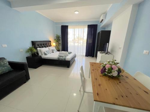 Posezení v ubytování OLAS DEL CARIBE - VACATION SUITES with ROOFTOP POOL - PLAYA LOS CORALES