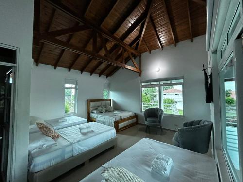 a bedroom with two beds and a table and chairs at Teka Hotel Villavicencio in Apiay