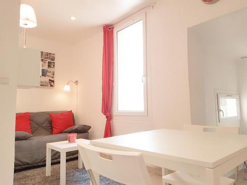 un salon avec une table blanche et un canapé dans l'établissement Le panier centre historique de marseille, à Marseille