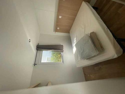 une petite cuisine avec une petite fenêtre dans une pièce dans l'établissement Camping 4 étoiles - Piscine - ccbbehe, à Saint-Cyprien