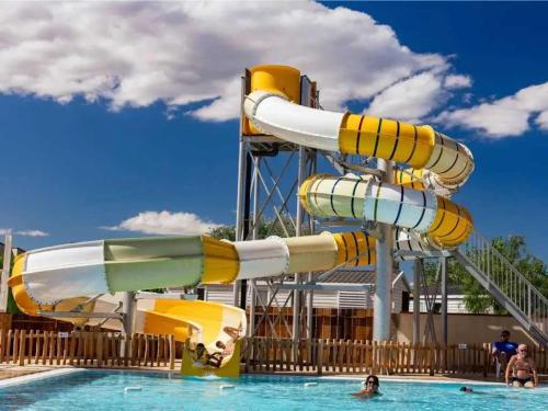 - un toboggan dans la piscine d'un parc aquatique dans l'établissement Camping 4 étoiles - Piscine - ccbbehe, à Saint-Cyprien