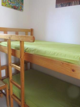 - un lit superposé avec un matelas vert et une échelle dans l'établissement Charmant pavillon ombragé, à Vendres