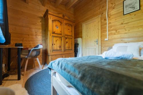 Ένα ή περισσότερα κρεβάτια σε δωμάτιο στο Le Chalet de Limbre