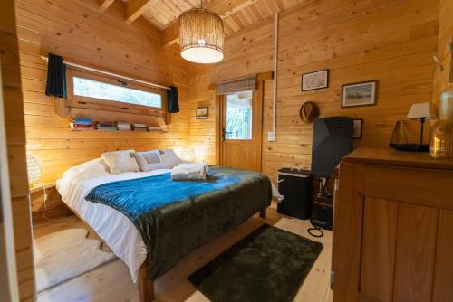 Ένα ή περισσότερα κρεβάτια σε δωμάτιο στο Le Chalet de Limbre
