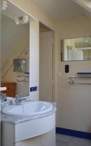 une salle de bain avec un lavabo et un miroir dans l'établissement PentyTy TadKozh Très proche du port de Kérity, à Penmarcʼh