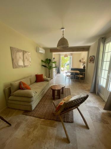 un salon avec un canapé et une table dans l'établissement Au milieu des bois, à Saint-Sauveur