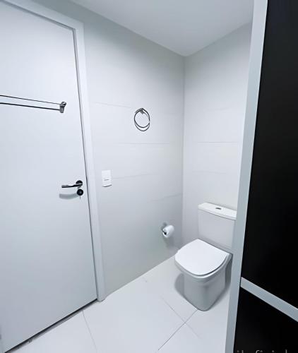 a white bathroom with a toilet and a shower at Aptos Imperdíveis com Piscina Aquecida 2204 e 2304 in Rio de Janeiro