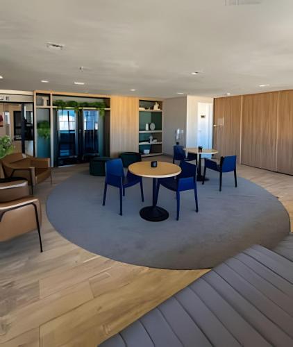 a living room with a table and chairs at Aptos Imperdíveis com Piscina Aquecida 2204 e 2304 in Rio de Janeiro