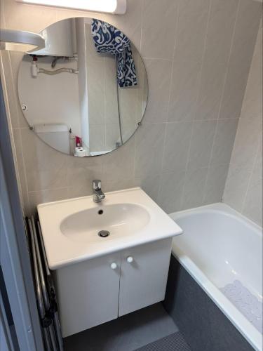 une salle de bain avec un lavabo, un miroir et une baignoire dans l'établissement Studio cabine vue mer, à Banyuls-sur-Mer