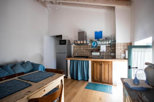 a living room with a kitchen and a table in a room at La Marcona in Serramazzoni