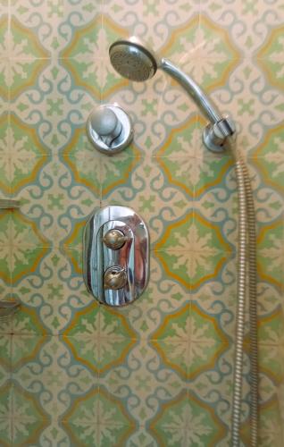 La salle de bains est pourvue d'un pommeau de douche mural. dans l'établissement Grande chambre cosy avec salle de bain et WC privatif, à Montpellier