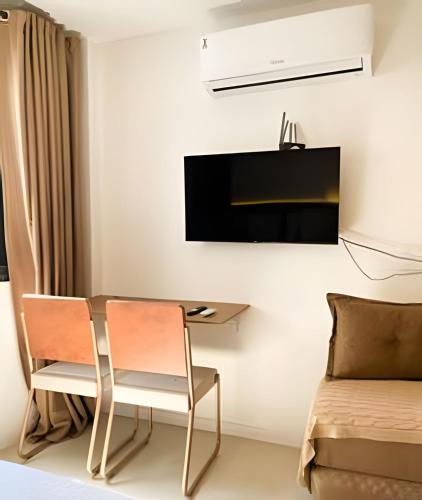 a bedroom with a table and a chair and a bed at LUXO 1603 Melhor Custo com Piscina Aquecida e WIFI in Rio de Janeiro