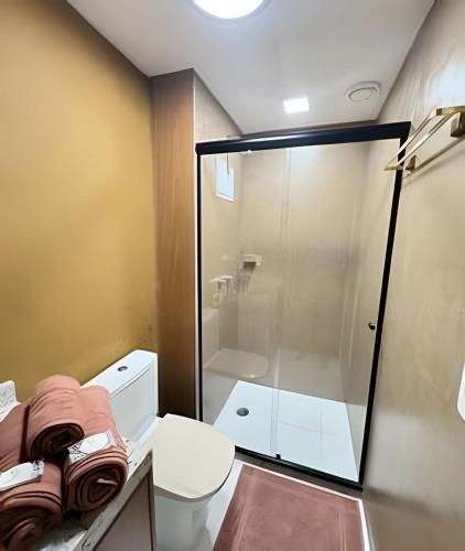 a bathroom with a shower and a toilet at LUXO 1603 Melhor Custo com Piscina Aquecida e WIFI in Rio de Janeiro