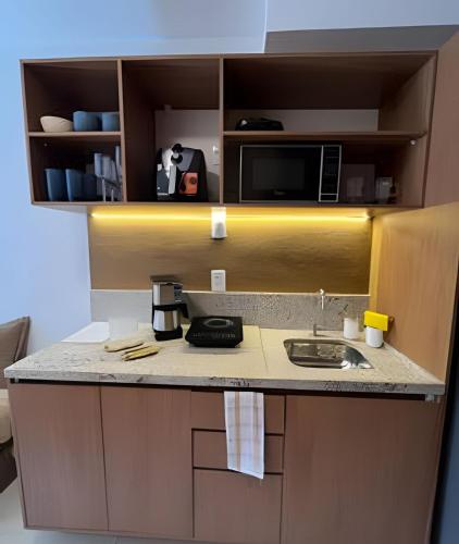 a kitchen with a sink and a microwave at LUXO 1603 Melhor Custo com Piscina Aquecida e WIFI in Rio de Janeiro