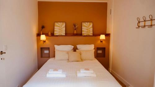 une chambre avec un lit avec deux serviettes dessus dans l'établissement Proche Palais Des Festivals, plage 5min - Palmazur Vacances, à Cannes