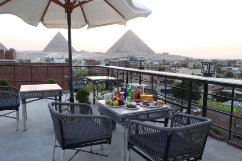 AMADEOS pyramids inn