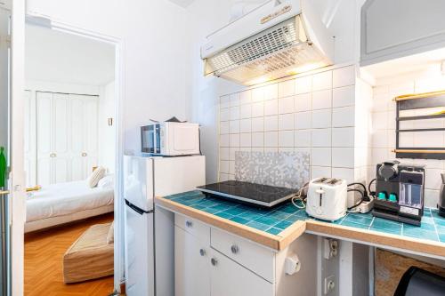 - une cuisine avec un comptoir et un ordinateur portable dans l'établissement GuestReady - Elegant comfort near Panthéon, à Paris