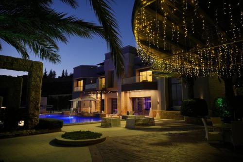 La alberca dentro o cerca de Luxurious private villa in Mahis