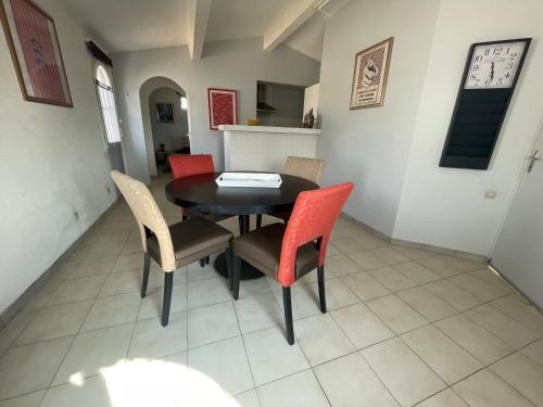 une salle à manger avec une table et des chaises dans l'établissement 65m2- 2 chambres parentales - 4 pers, à Vic-la-Gardiole