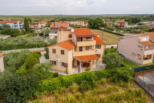 House Luigi BLUE AND GREEN IN ONE PLACE