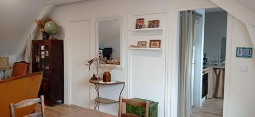ein Wohnzimmer mit einem Flur mit einem Tisch und Stühlen in der Unterkunft Appartement privatif étage maison - 2 chambres - 5 couchages - Jardin in Chavagnes-en-Paillers