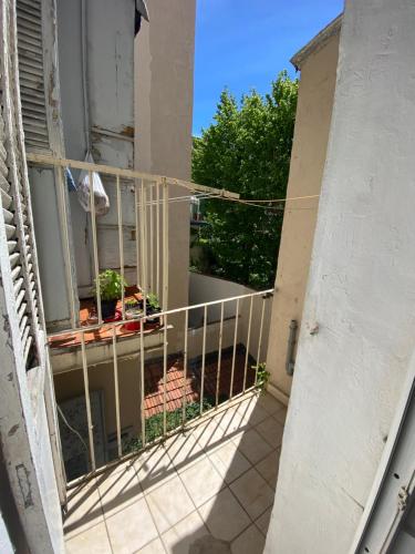 d'un balcon avec une clôture et des plantes. dans l'établissement Charmant studio au cœur du panier, à Marseille