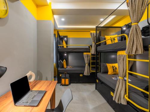 Televisyen dan/atau pusat hiburan di The Hosteller Hyderabad, HITEC City