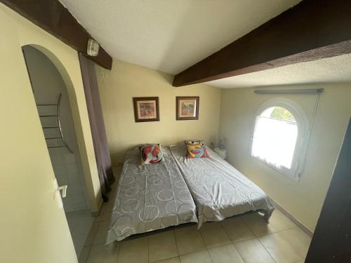 - une chambre avec un lit avec deux oreillers et une fenêtre dans l'établissement 65m2- 2 chambres parentales - 4 pers, à Vic-la-Gardiole