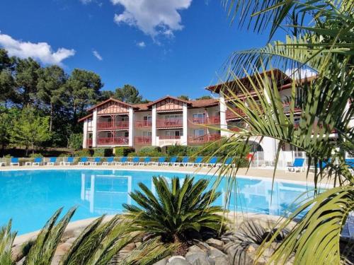 une vue du complexe depuis la piscine dans l'établissement Palombière et Golf, à Biscarrosse