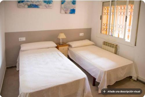 マルグラット・デ・マルにあるLuisaの窓のある部屋にベッドが2つある