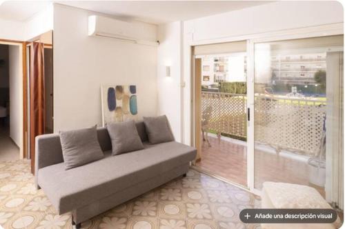 マルグラット・デ・マルにあるLuisaのソファとバルコニーのあるリビングルーム