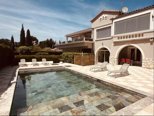 une maison avec une piscine devant une maison dans l'établissement Moun Oustaou, à Cassis