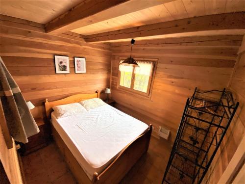 Ένα ή περισσότερα κρεβάτια σε δωμάτιο στο Chalet Mélèze Plein Sud À 1174 M
