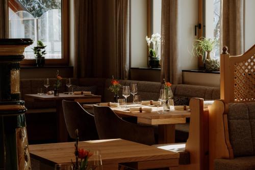 a restaurant with wooden tables and chairs and windows at Hotel Auerhahn in Schluchsee