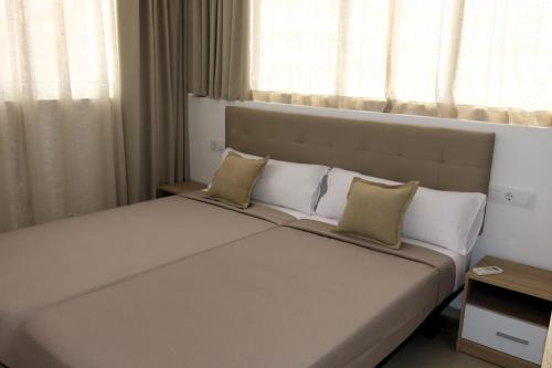 Postel nebo postele na pokoji v ubytování Suncanarias Apartamentos Cristal Playa La Arena