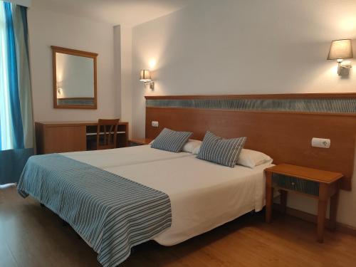 A bed or beds in a room at Apartamentos Martha's