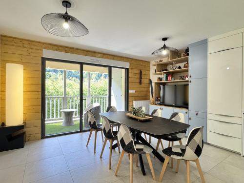 une cuisine et une salle à manger avec une table et des chaises dans l'établissement Bel apt 85m2 pour 8p Parking et Balcon, à Cauterets