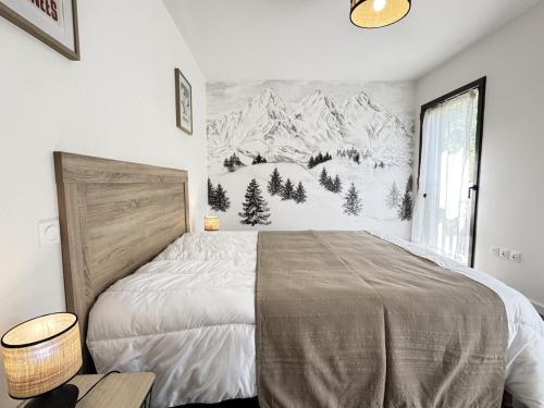 1 dormitorio con 1 cama grande con montañas cubiertas de nieve en Bel apt 85m2 pour 8p Parking et Balcon, en Cauterets