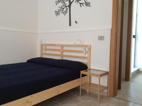 アーチ・トレッツァにあるAppartamento Gardenhouseのベッドルーム1室(ベッド1台、小さなテーブル付)