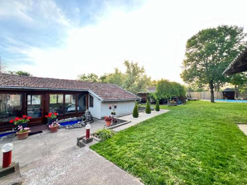 a house with a yard with a yard at Pool House in Subotica