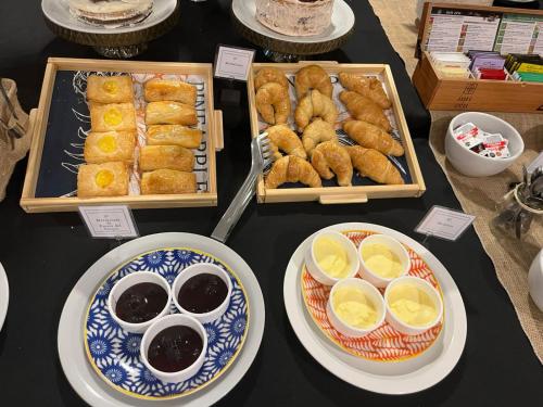 ピラルにあるPilar Suites by Vivaのテーブルの上に盛り付けられた料理とデザート