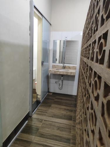 a bathroom with a sink and a mirror at Aluguel de um quarto - Espaço Maranata in Porangatu