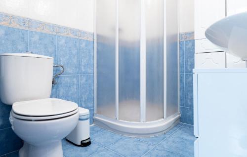 a bathroom with a toilet and a shower at Casa Dracaena in San José