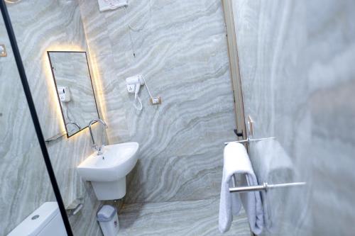 Un baño de AMADEOS pyramids inn