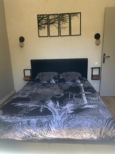 une chambre avec un lit avec une couette bleue dans l'établissement Villa à Palau del vidre, à Palau-del-Vidre