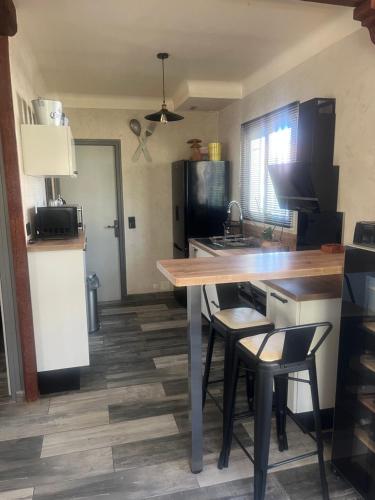 - une cuisine avec un comptoir et des chaises dans la chambre dans l'établissement Villa à Palau del vidre, à Palau-del-Vidre