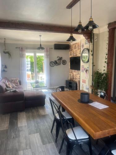 un salon avec une table en bois et un canapé dans l'établissement Villa à Palau del vidre, à Palau-del-Vidre