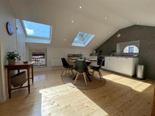 une cuisine avec une table et des chaises dans une pièce dans l'établissement Maison Fontanille, au Puy-en-Velay