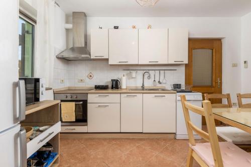 Köök või kööginurk majutusasutuses Apartma Edi